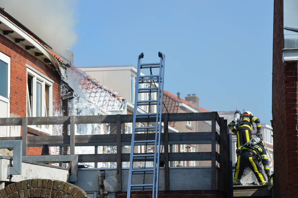 Forse rookwolken bij brand in woning