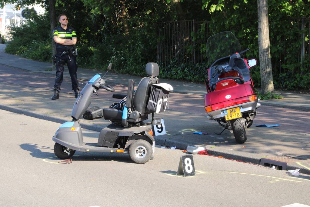 Ernstige aanrijding tussen motor en scootmobiel