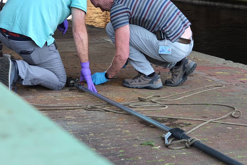 Magneetvisser haalt explosief uit water