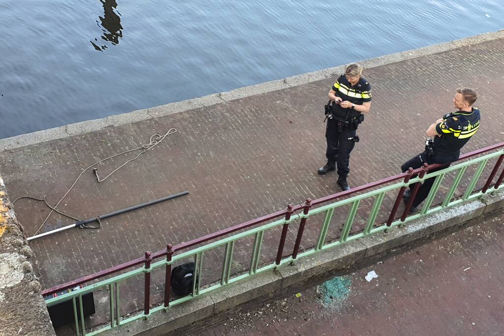 Magneetvisser haalt explosief uit water