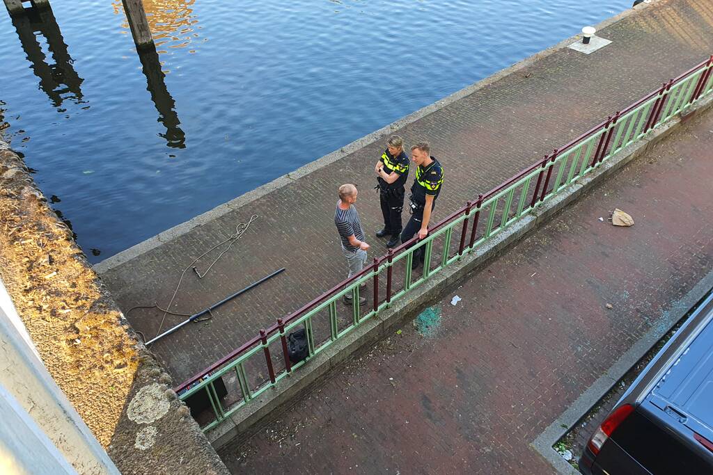 Magneetvisser haalt explosief uit water