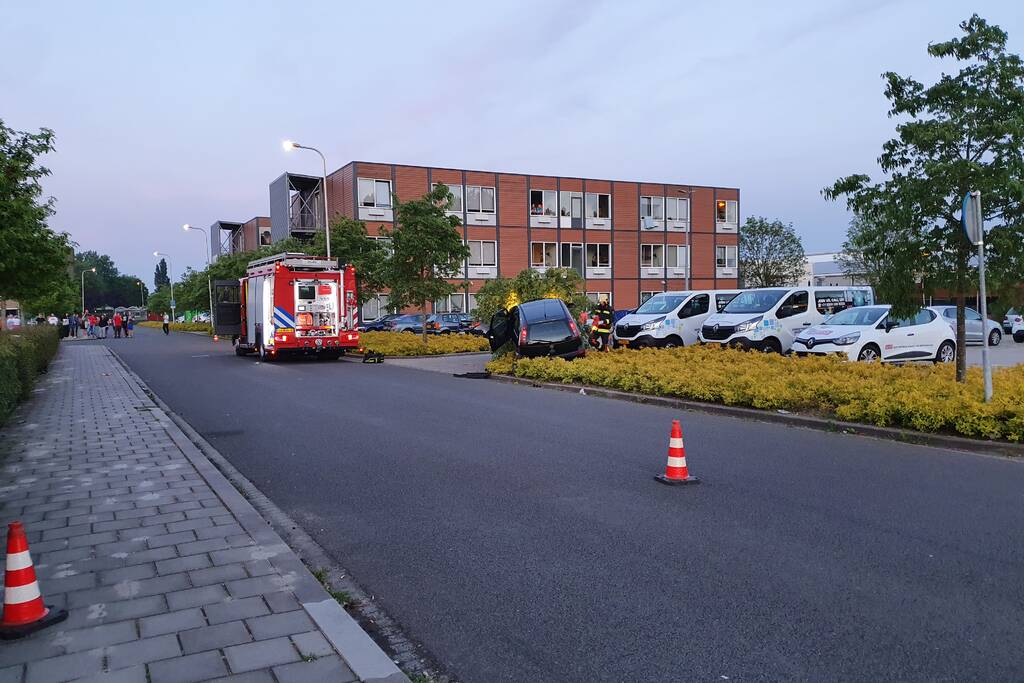 Automobilist belandt in bosschages parkeerplaats