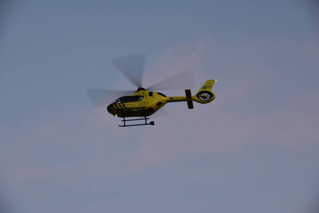 Automobilist belandt in bosschages parkeerplaats