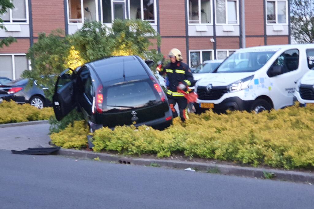 Automobilist belandt in bosschages parkeerplaats