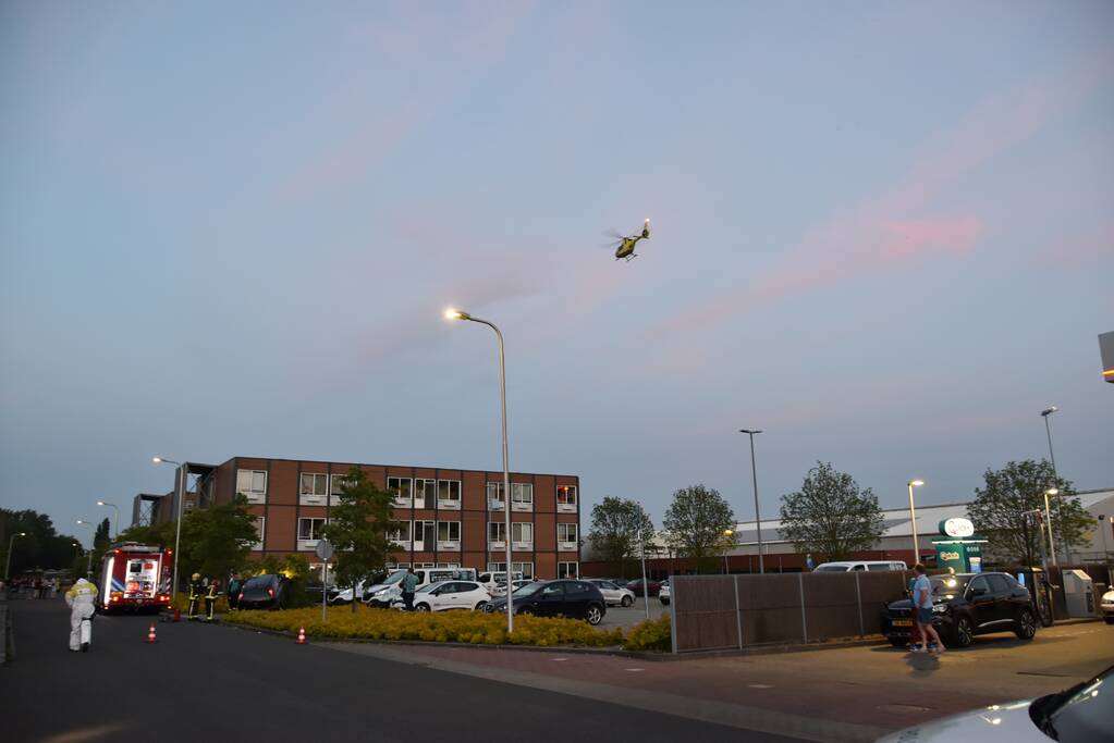 Automobilist belandt in bosschages parkeerplaats