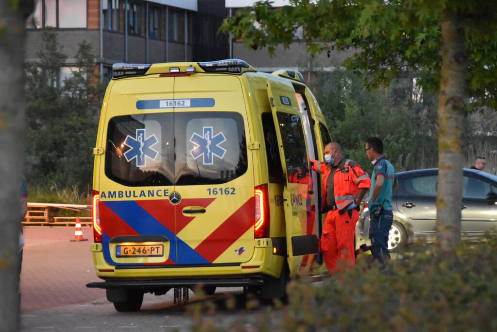 Automobilist belandt in bosschages parkeerplaats