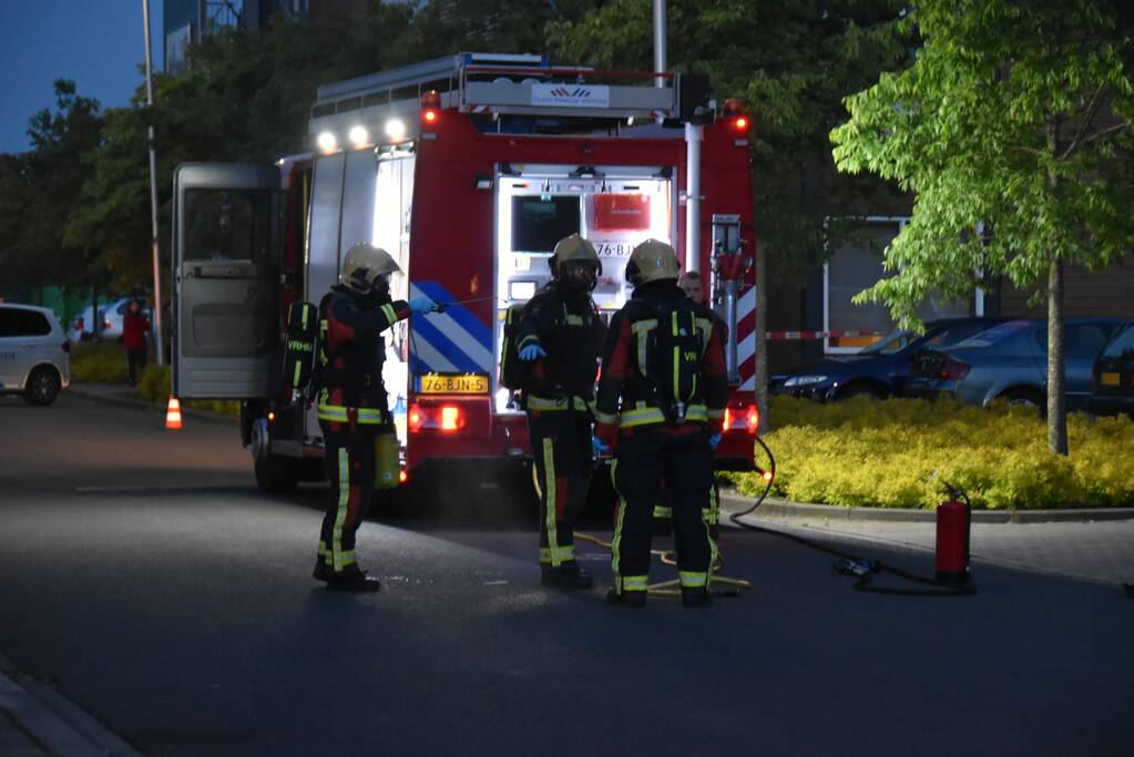 Automobilist belandt in bosschages parkeerplaats