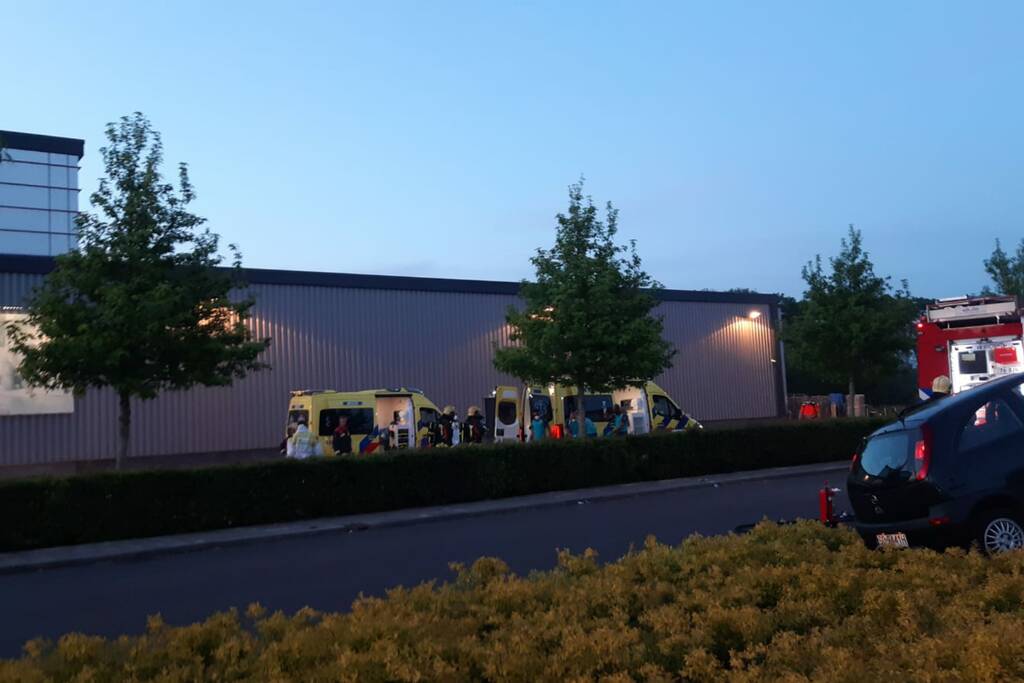 Automobilist belandt in bosschages parkeerplaats