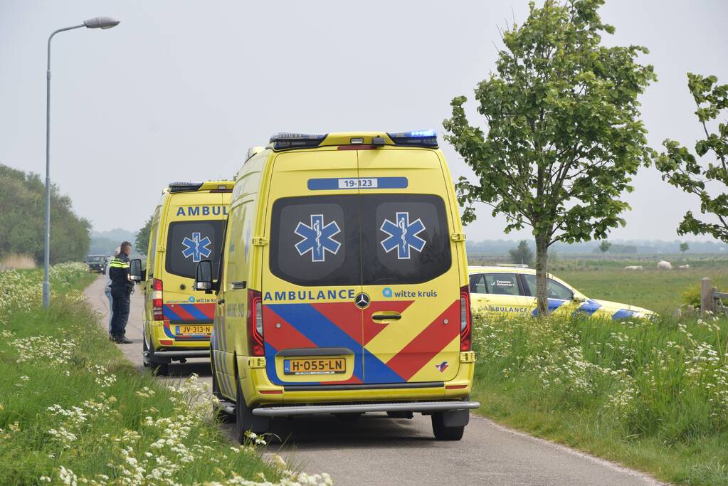 Fietser gewond na crash tegen wegmarkering