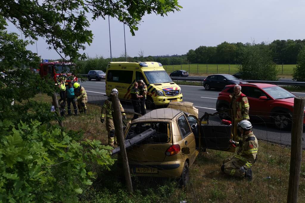 Auto raakt van snelweg en crasht