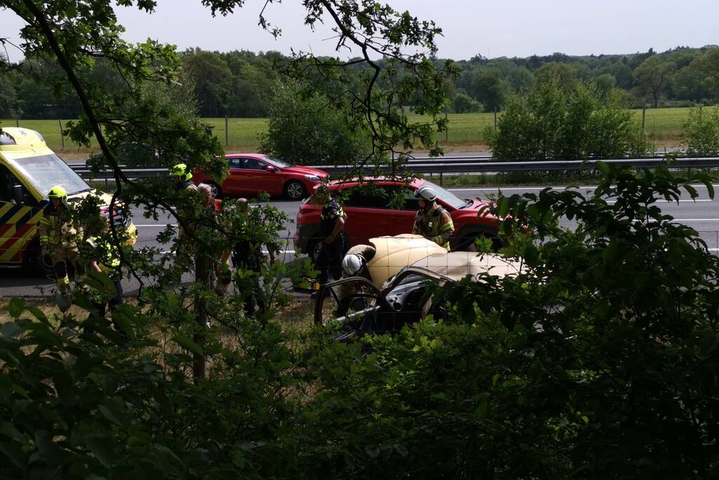 Auto raakt van snelweg en crasht