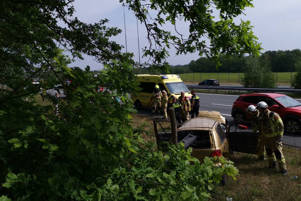 Auto raakt van snelweg en crasht