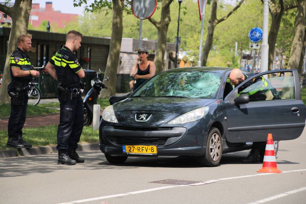 Persoon gewond na aanrijding met auto