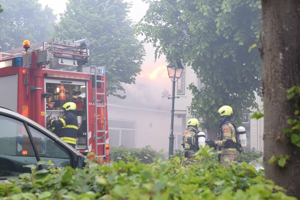 Grote uitslaande brand in woning