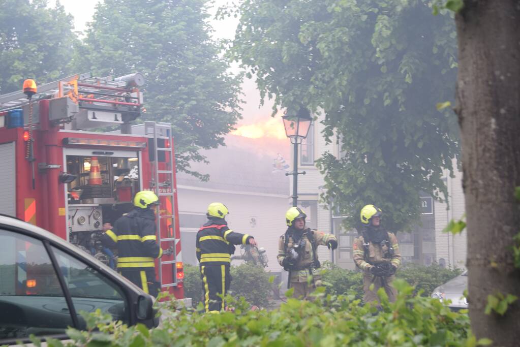 Grote uitslaande brand in woning
