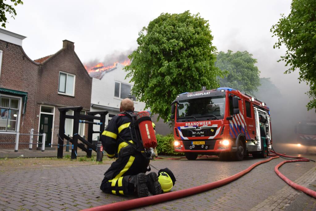 Grote uitslaande brand in woning