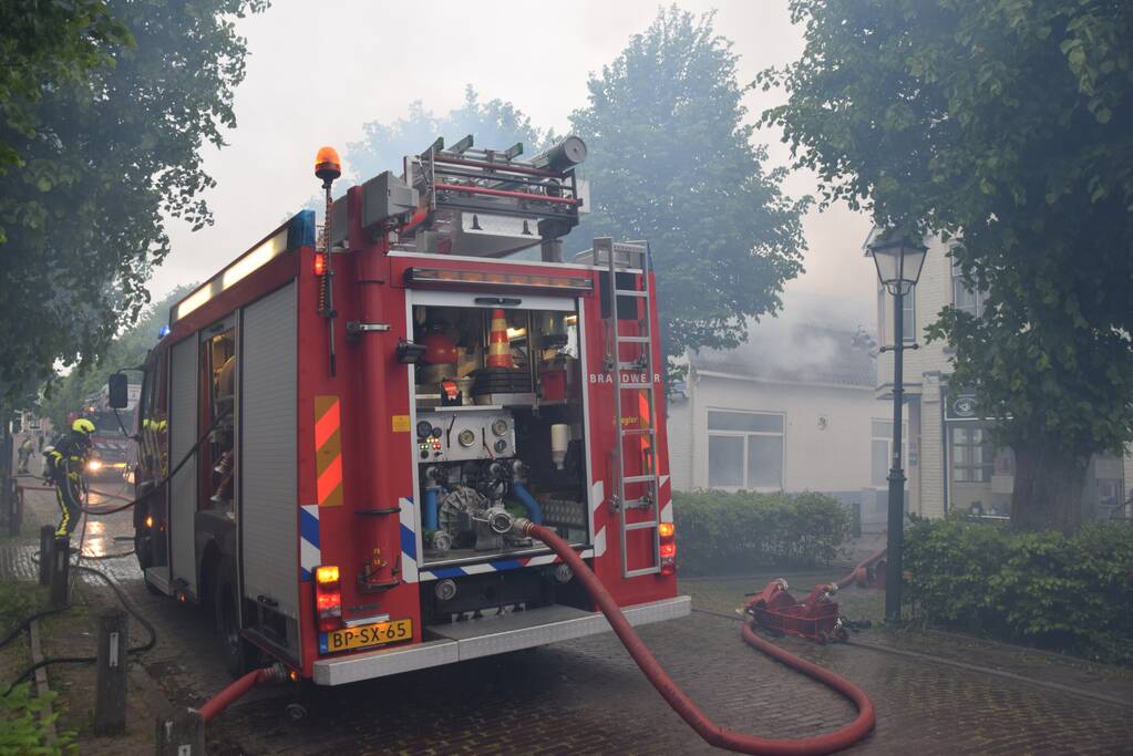 Grote uitslaande brand in woning