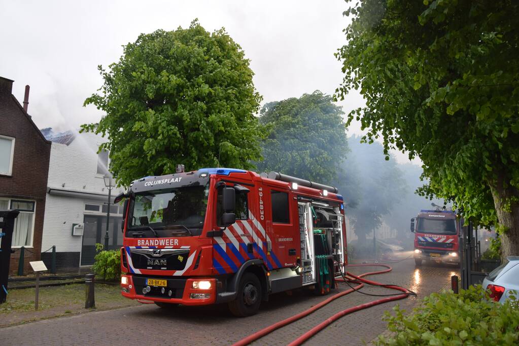 Grote uitslaande brand in woning