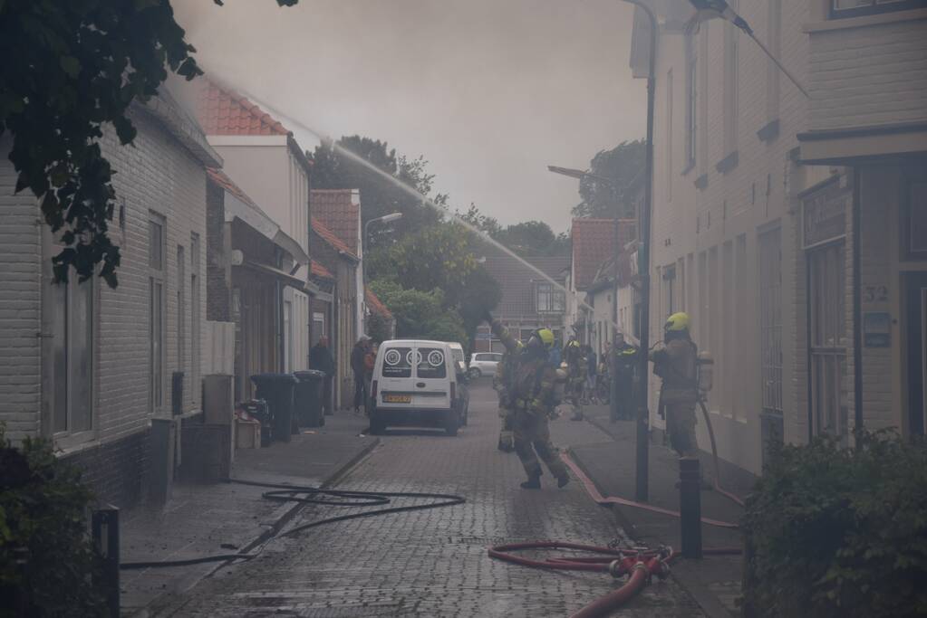 Grote uitslaande brand in woning