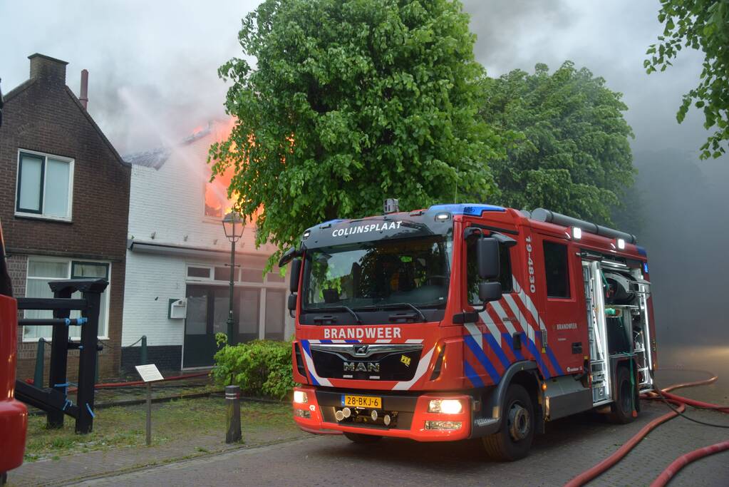 Grote uitslaande brand in woning