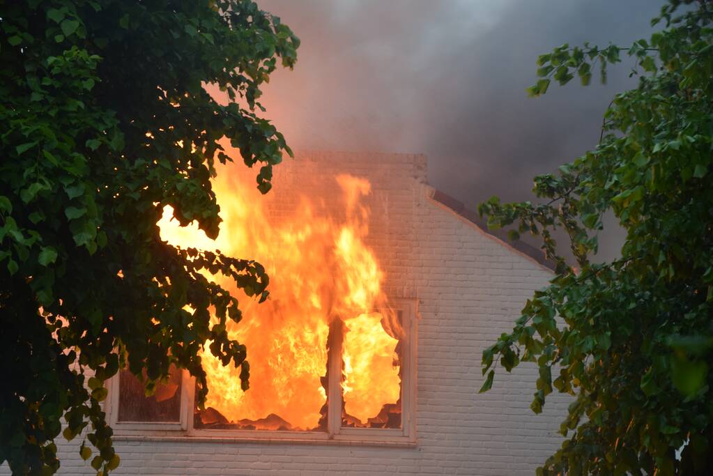 Grote uitslaande brand in woning