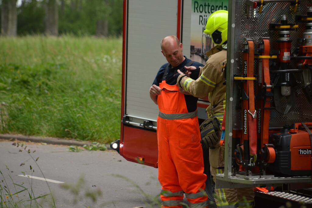 Omgewaaide boom blokkeert fietspad