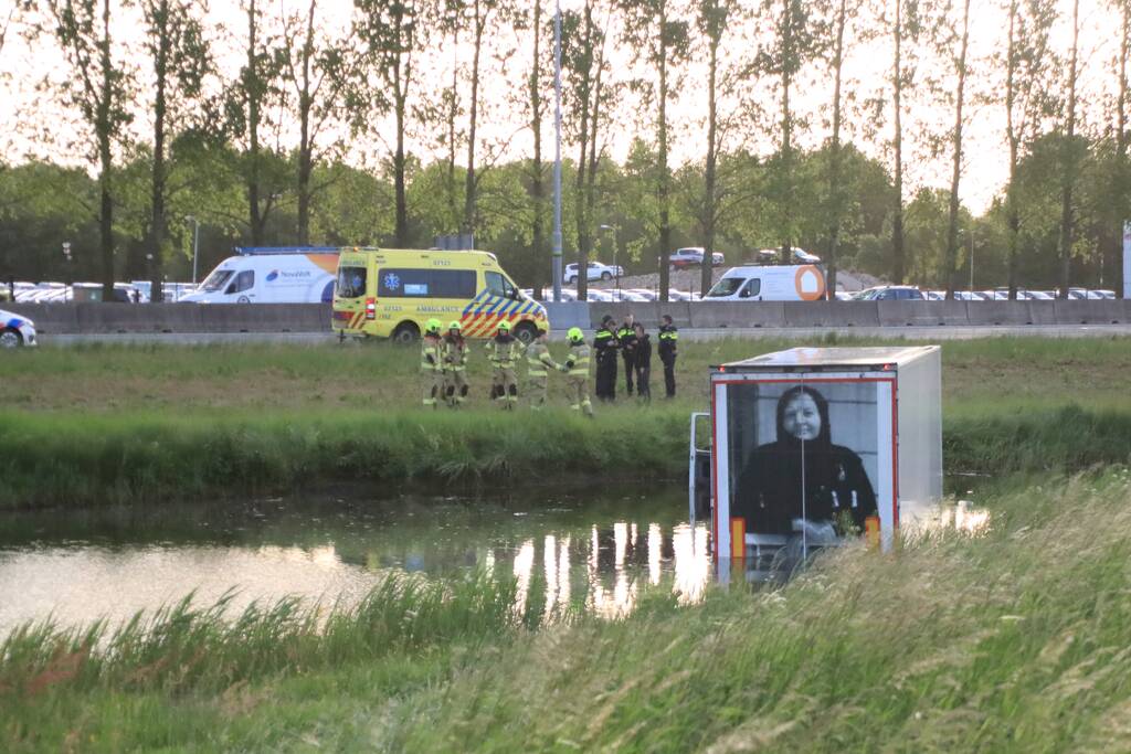 Vrachtwagen PostNL belandt in sloot