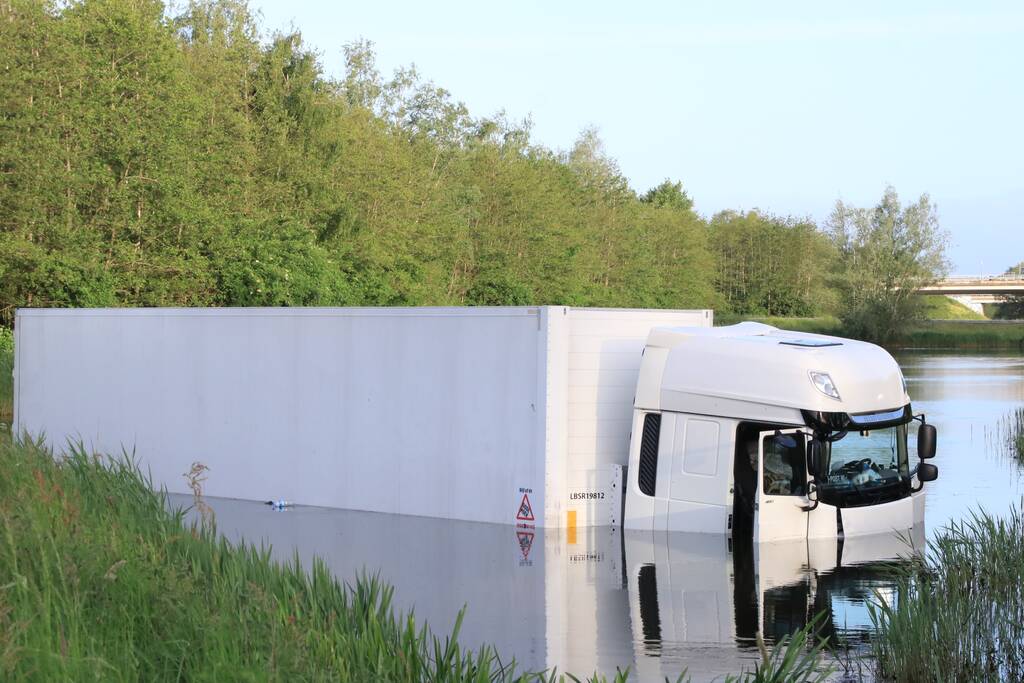 Vrachtwagen PostNL belandt in sloot