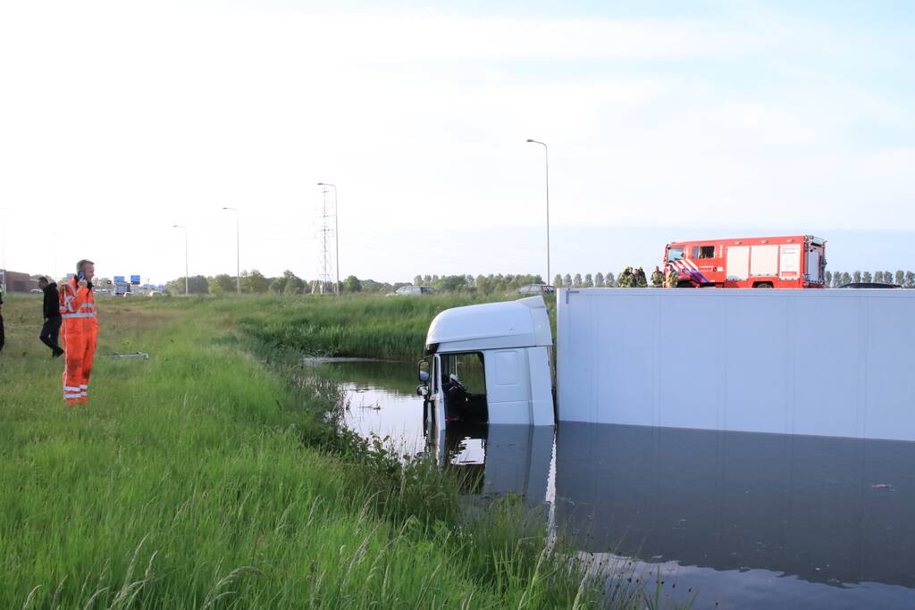 Vrachtwagen PostNL belandt in sloot