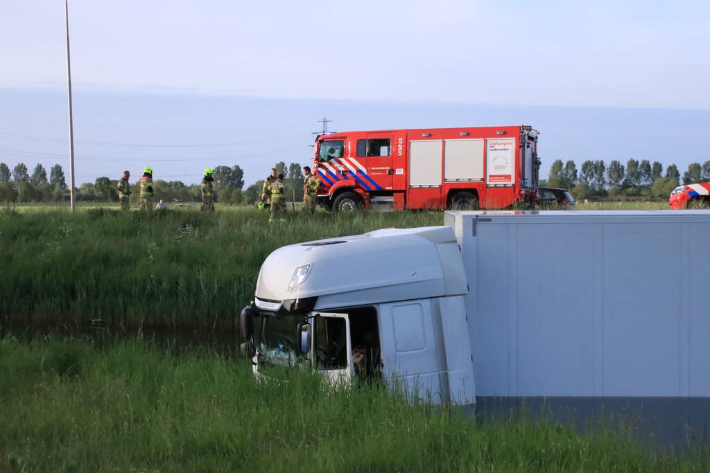 Vrachtwagen PostNL belandt in sloot