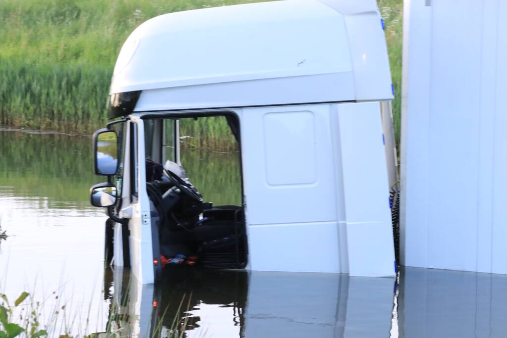Vrachtwagen PostNL belandt in sloot