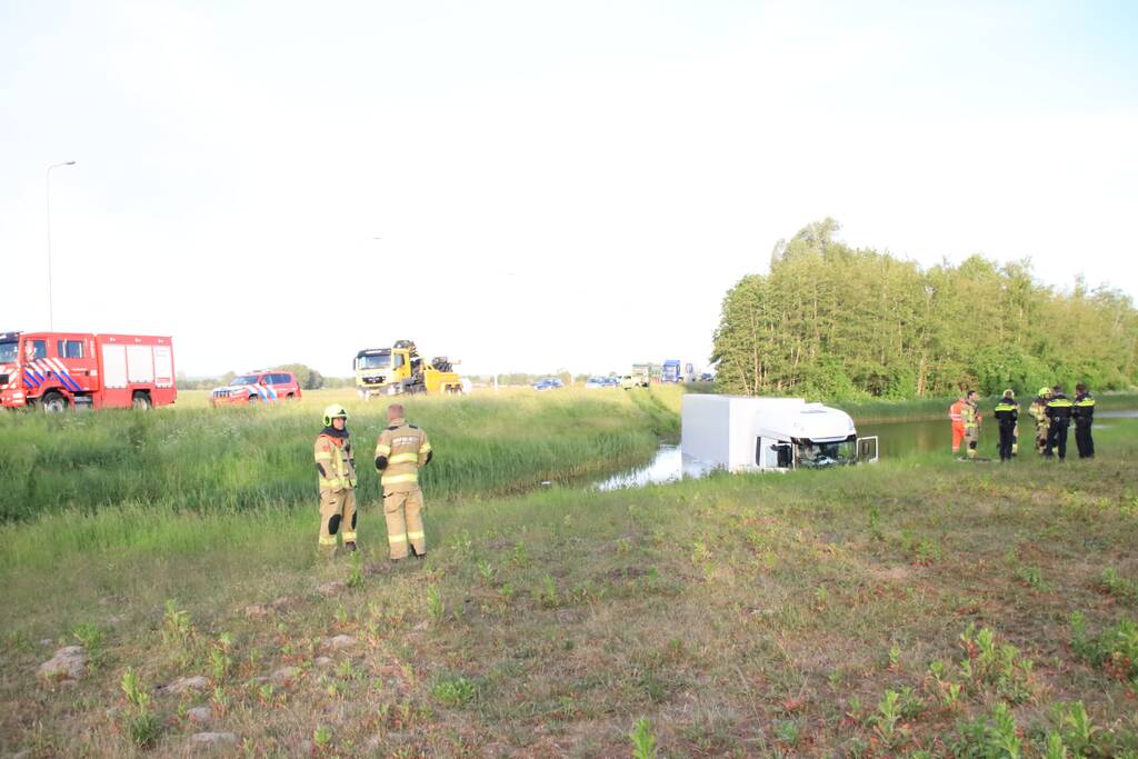 Vrachtwagen PostNL belandt in sloot