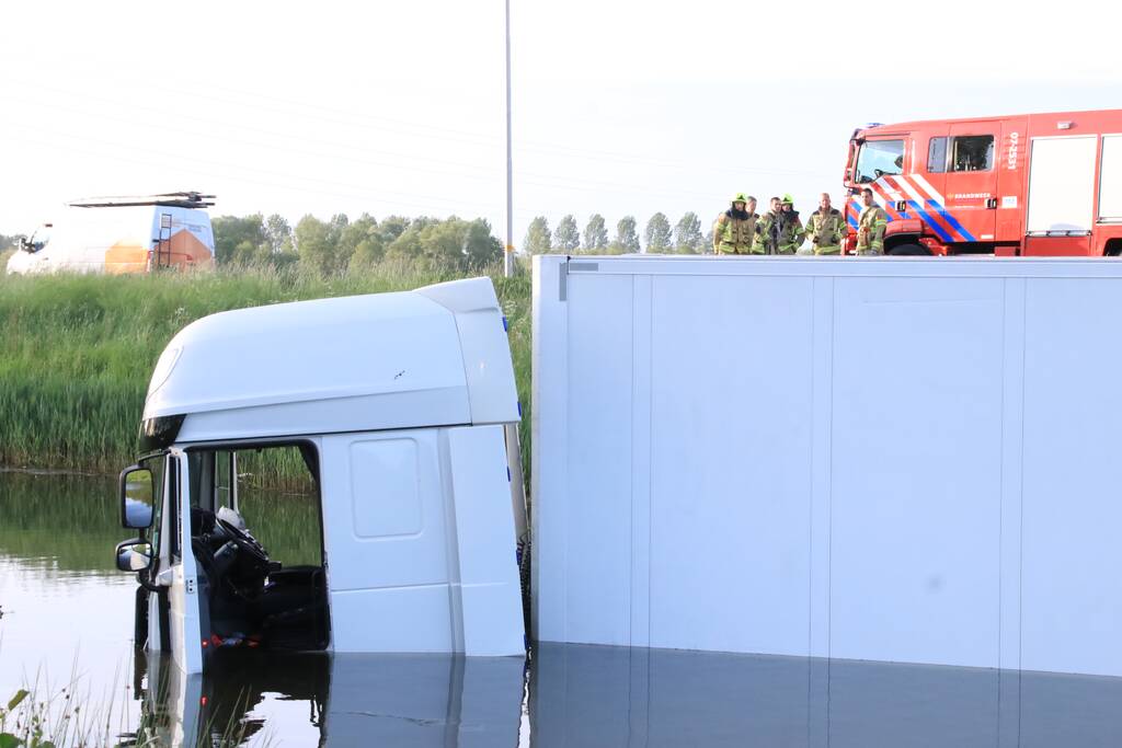 Vrachtwagen PostNL belandt in sloot