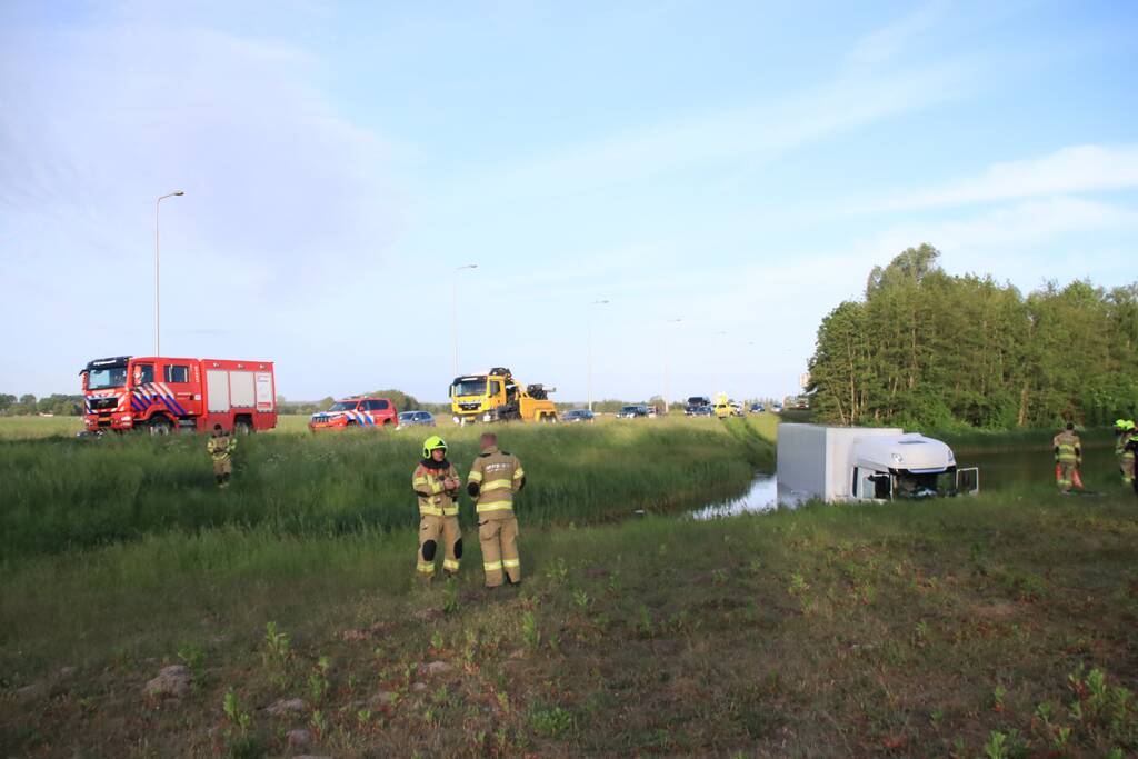 Vrachtwagen PostNL belandt in sloot