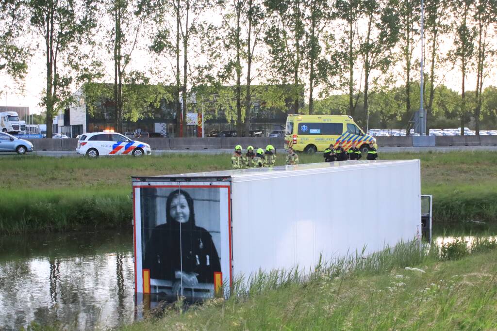 Vrachtwagen PostNL belandt in sloot