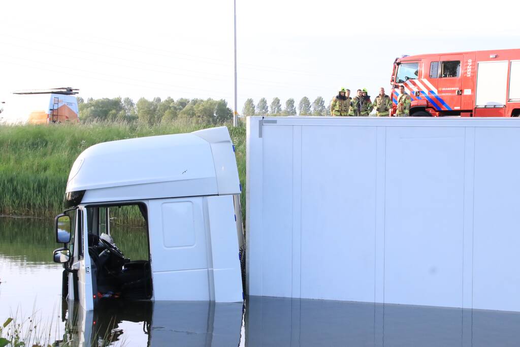 Vrachtwagen PostNL belandt in sloot