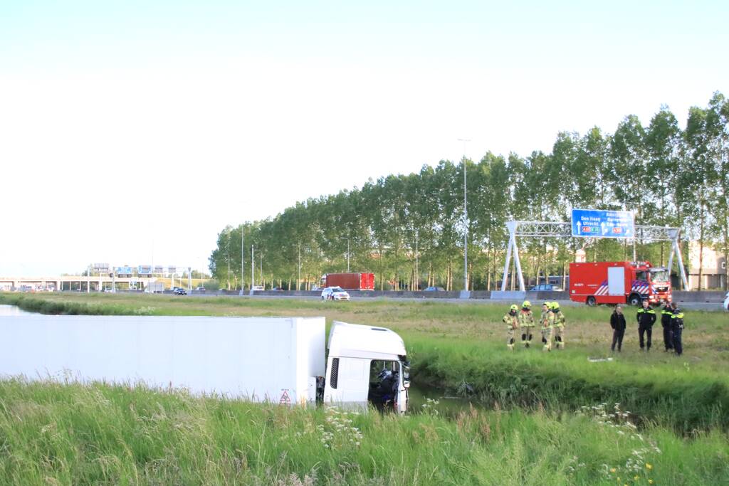 Vrachtwagen PostNL belandt in sloot