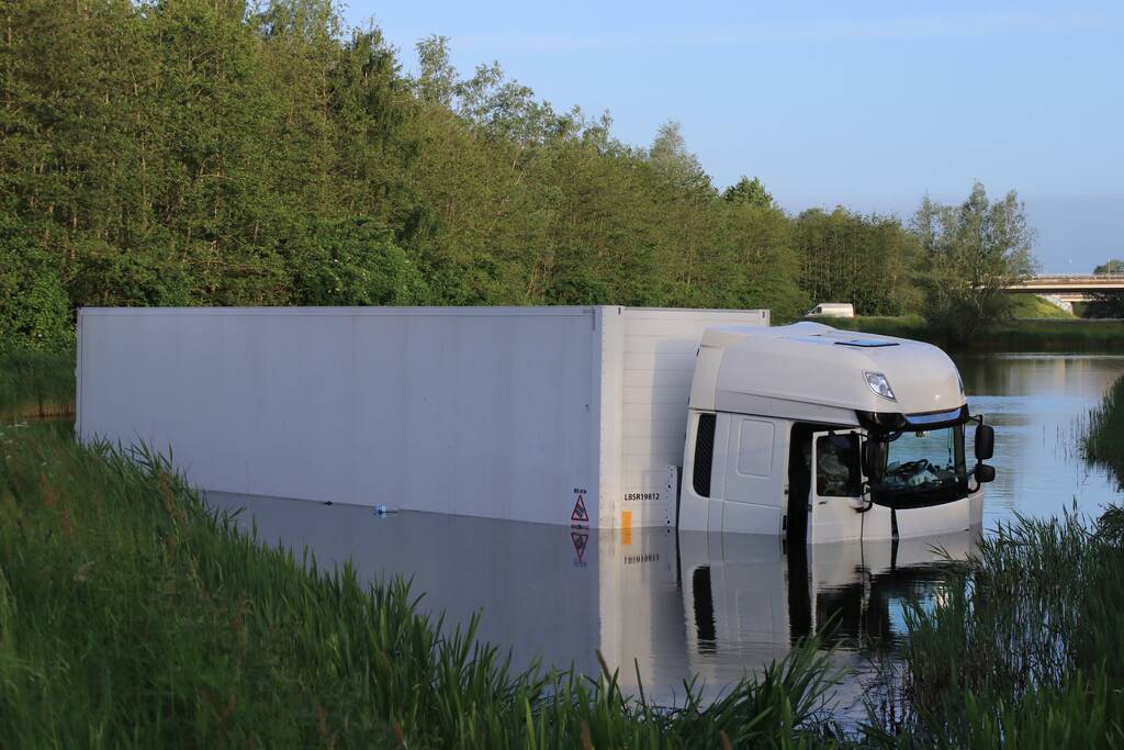 Vrachtwagen PostNL belandt in sloot