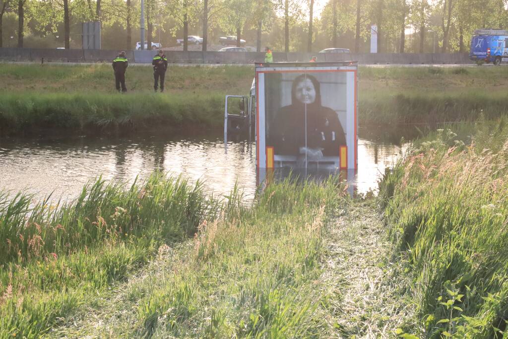 Vrachtwagen PostNL belandt in sloot