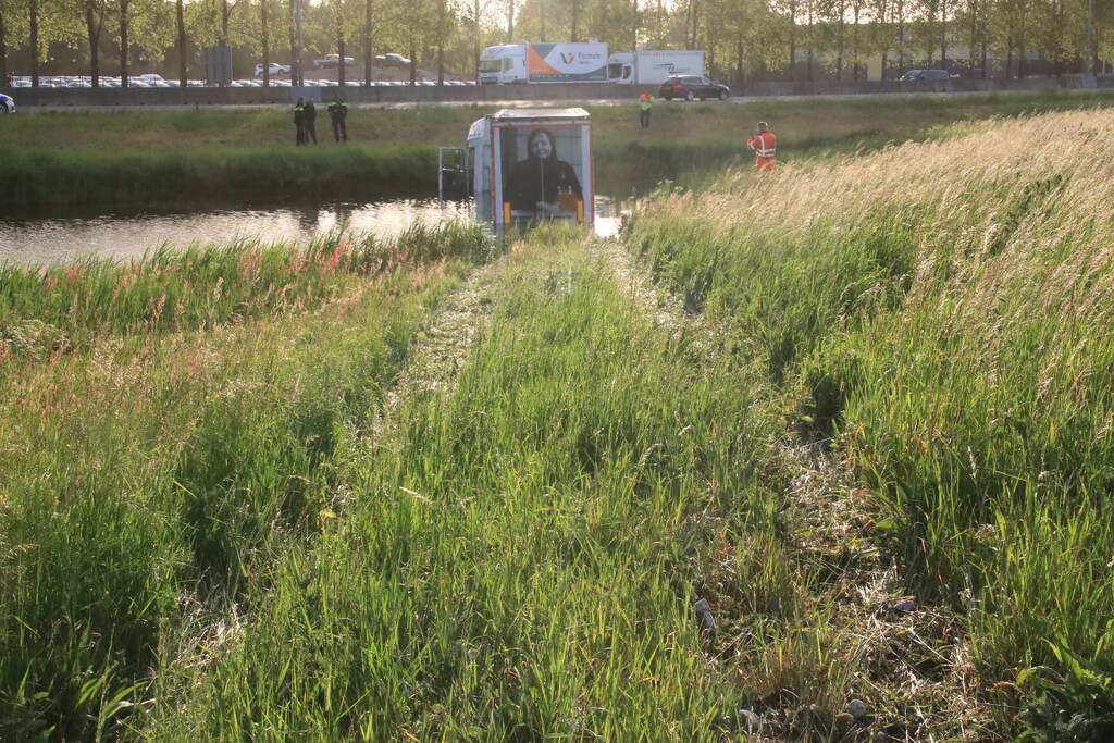 Vrachtwagen PostNL belandt in sloot