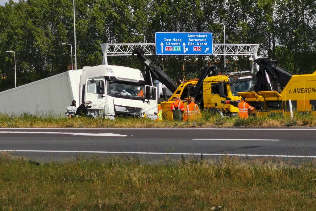 Vrachtwagen PostNL belandt in sloot