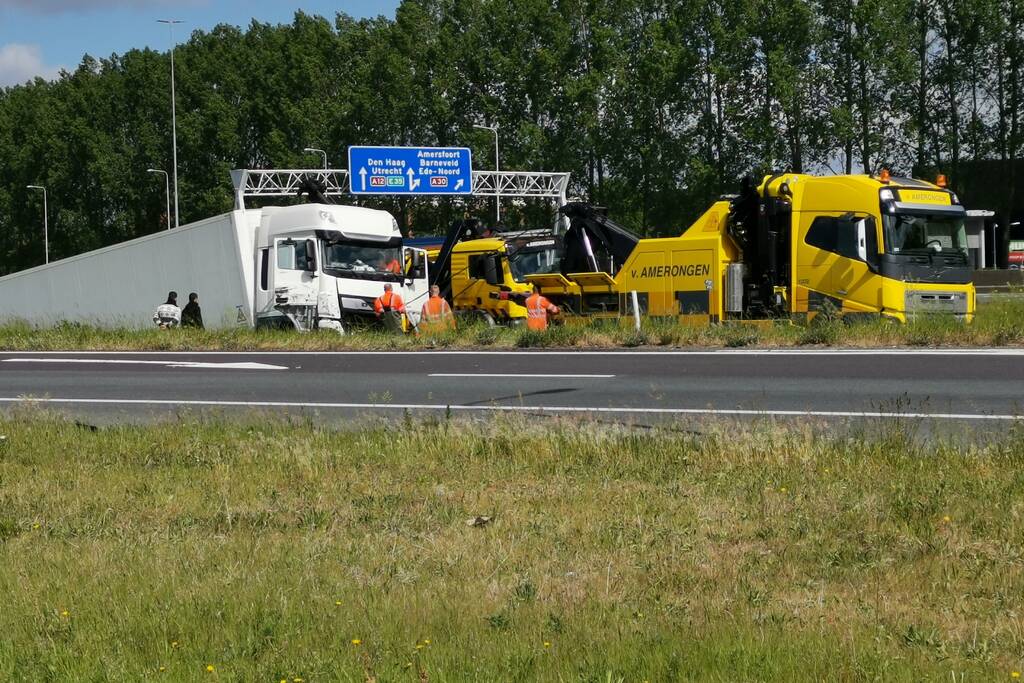 Vrachtwagen PostNL belandt in sloot