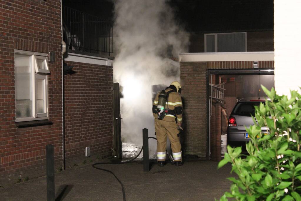 Brand in kliko slaat over naar schutting