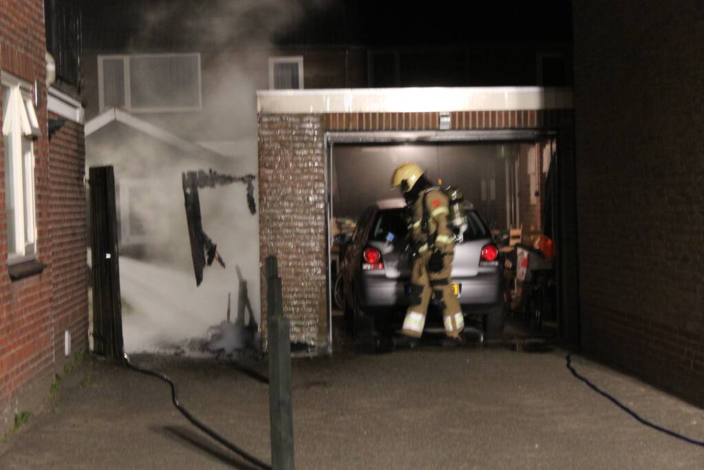Brand in kliko slaat over naar schutting