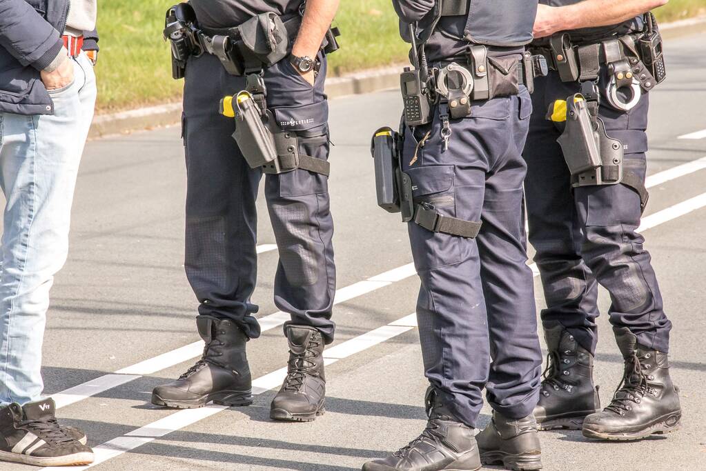 Man voor woning zwaar toegetakeld