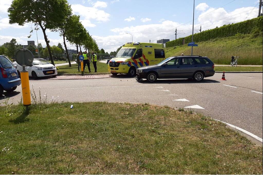 Flinke schade bij verkeersongeval op kruising