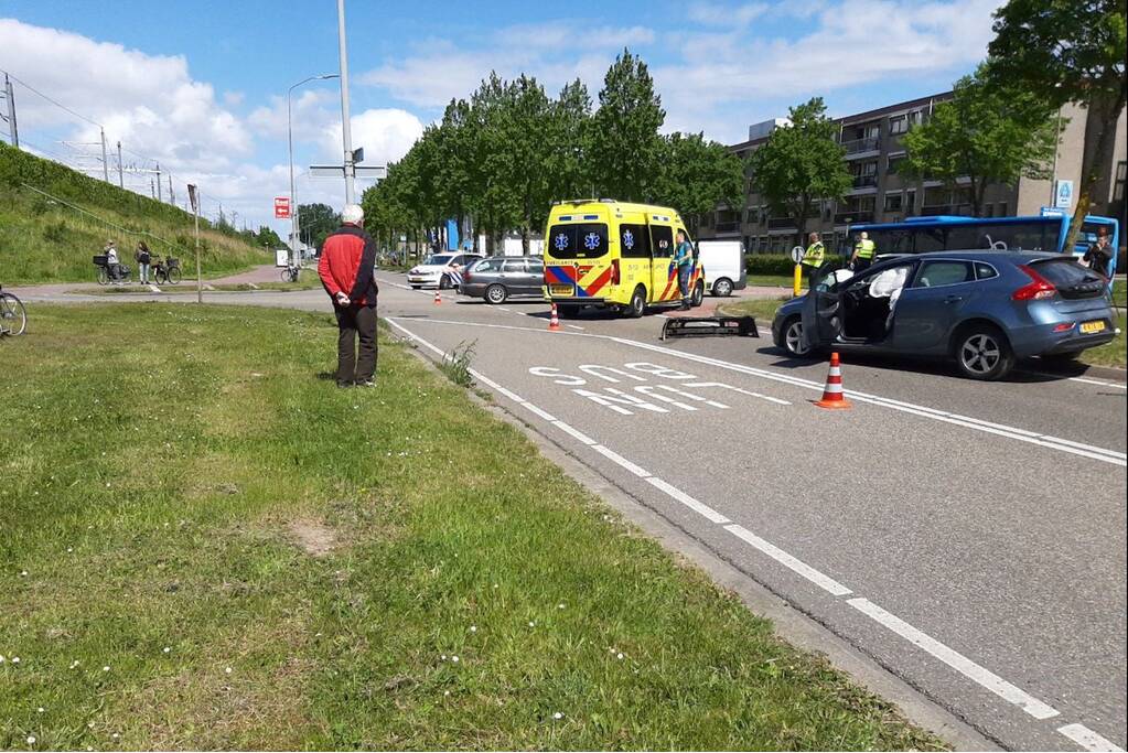 Flinke schade bij verkeersongeval op kruising