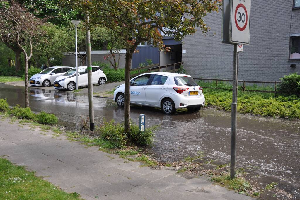 Straten blank na gesprongen waterleiding