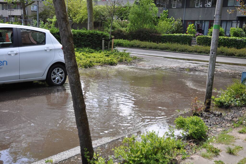 Straten blank na gesprongen waterleiding