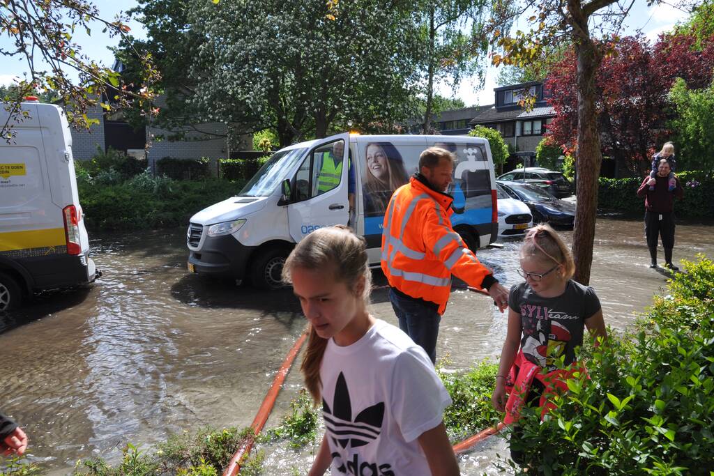 Straten blank na gesprongen waterleiding